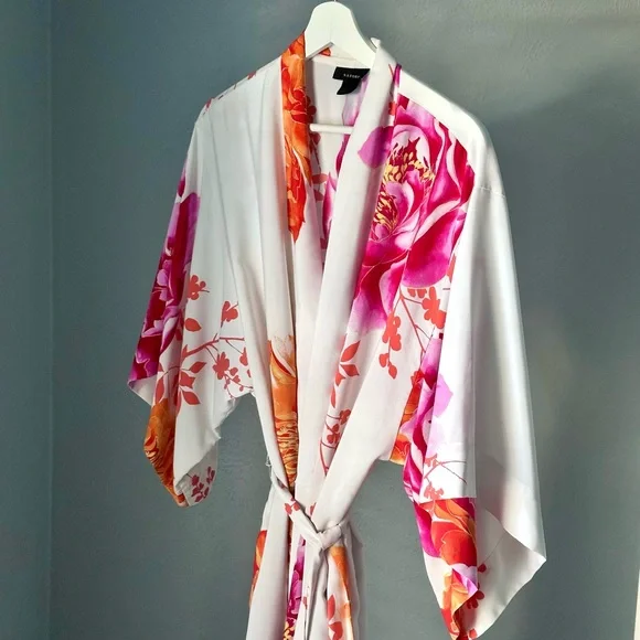 Natori Floral Print Robe ASO Khloe Kardashian - Picture 12 of 14